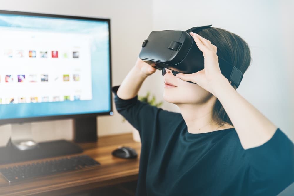 Frau mit Virtual Reality Brille
